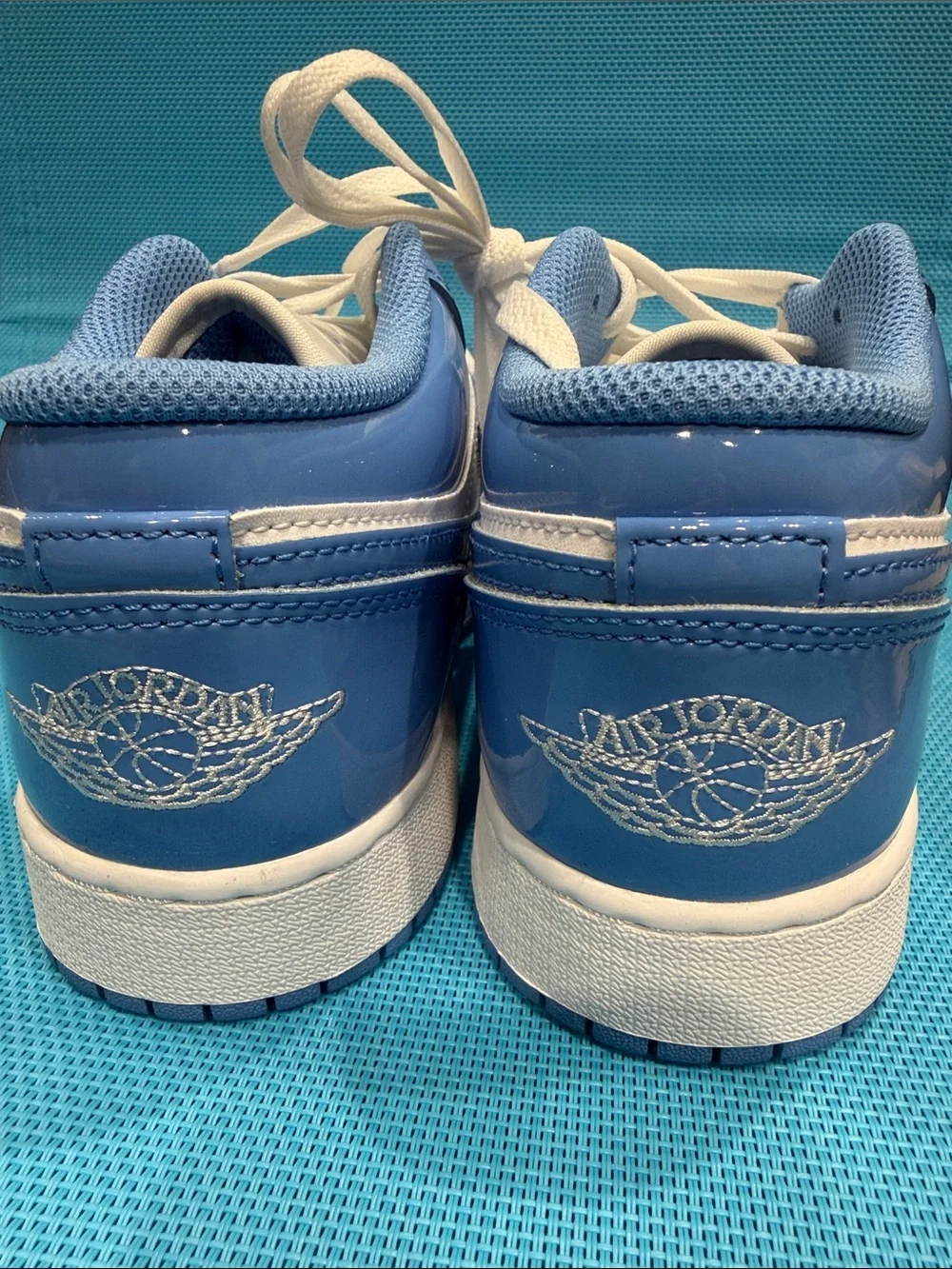 Nike Air Jordan 1 Low SE Boys Trainers White Legend Blue 114